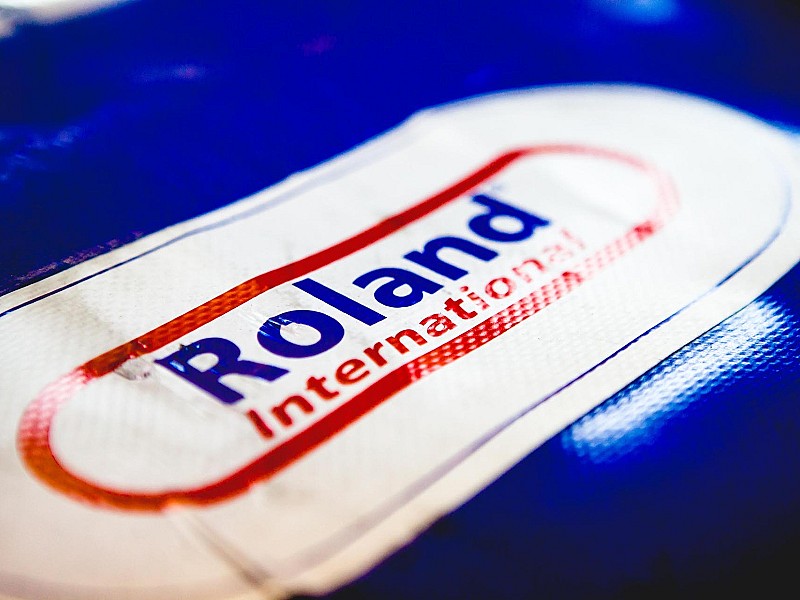 Logotipo Roland en PVC